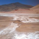 Ojos del Salado 6893 m – pustynny krajobraz Atacamy u podnóża najwyższego wulkanu świata
