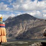 Ladakh – buddyjskie symbole na tle surowych gór Himalajów