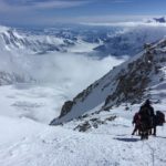 Denali 6190 m n.p.m. – wspinacze na ośnieżonej grani nad lodowcem