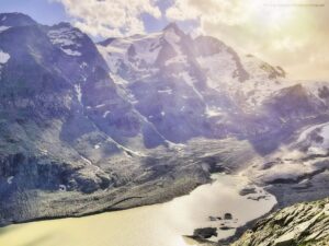 Grossglockner i alpejski krajobraz z lodowcem oraz jeziorem u podnóża szczytu w Austrii