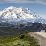 Denali (Mount McKinley) nad Wonder Lake w Parku Narodowym Denali na Alasce