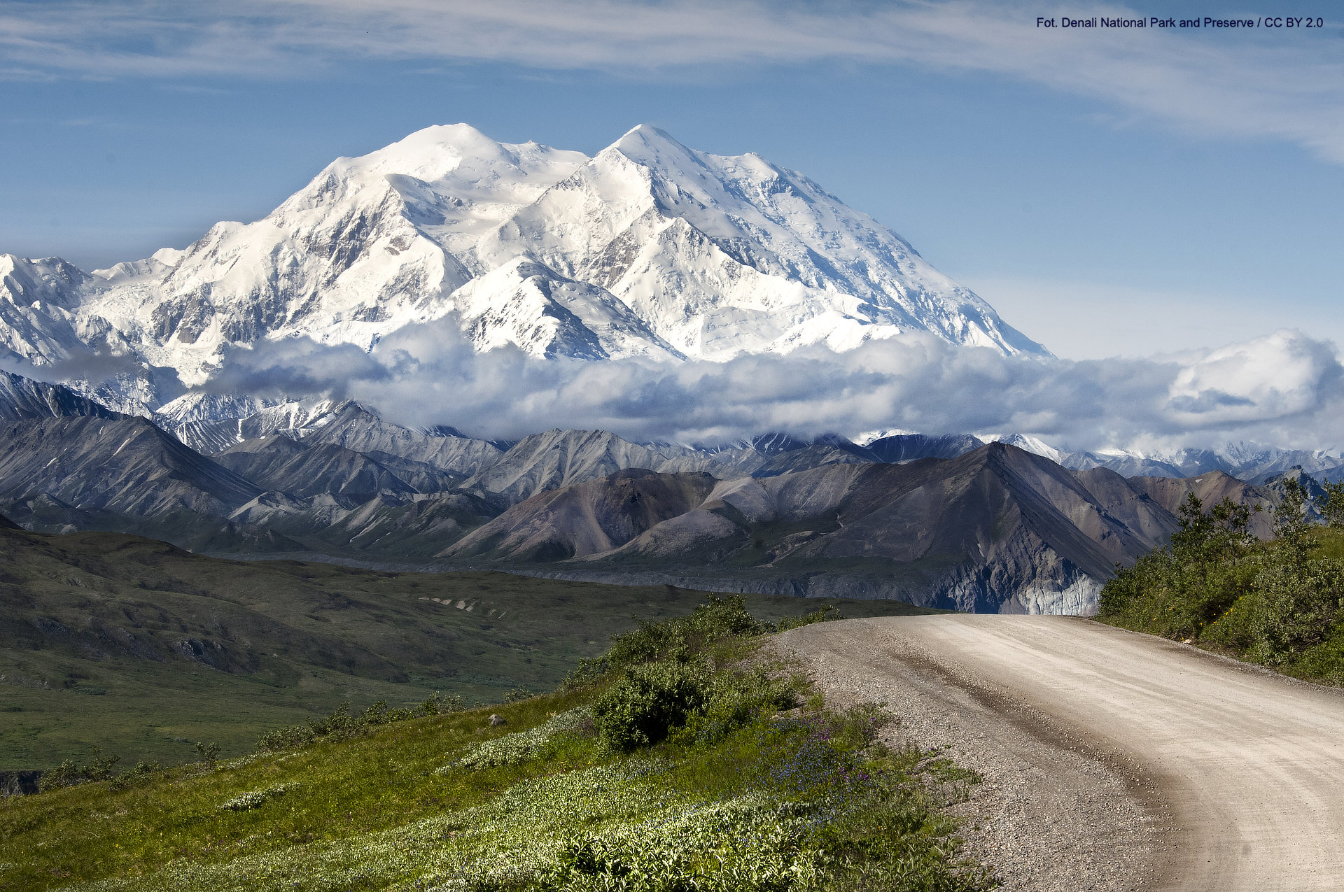 Denali (Mount McKinley) nad Wonder Lake w Parku Narodowym Denali na Alasce