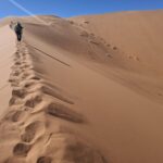 Ostatnie metry podejścia. Granią wydmy idzie się powoli, ale każdy krok prowadzi do coraz szerszej panoramy pustyni Namib