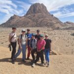 Pamiątkowe zdjęcie z widokiem na Spitzkoppe. Uśmiechy, wiatr, słońce i jeden z najbardziej charakterystycznych krajobrazów Namibii w tle