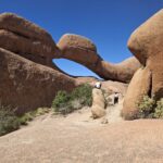 Naturalny łuk skalny w Spitzkoppe. Kolejne miejsce, w którym krajobraz wygląda jak rzeźba — surowa, ogromna i idealnie wpisana w pustynię